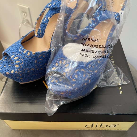 NWOT-Never worn, periwinkle platform sandals, size 9.5 - Picture 2 of 6